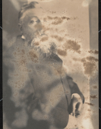 Portrait de Rodin de profil enfilant un gant