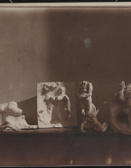 Dans l'atelier, série de petites sculptures rassemblées et alignées sur un tréteau