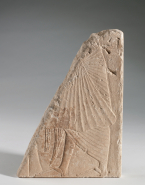 Fragment de stèle : défunt tourné vers la droite, vêtu d'un pagne plissé