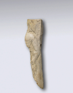 Fragment de relief : bras gauche et haut d'un torse masculin