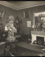 Sculptures de Rodin et autres œuvres dans un intérieur bourgeois