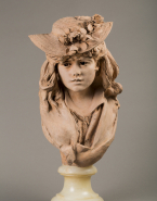 Jeune femme au chapeau fleuri