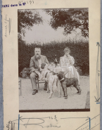 Rodin, Rose Beuret et deux chiens attablés dans le jardin de Meudon