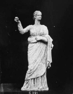 Figurine féminine sculptée