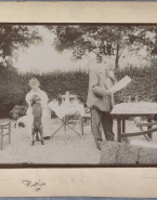 Rodin, Rose Beuret et deux chiens dans le jardin à Meudon