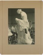 Muse pour le monument à Whistler dans l'atelier