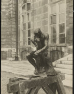 Le Penseur (bronze) sur un tréteau en extérieur